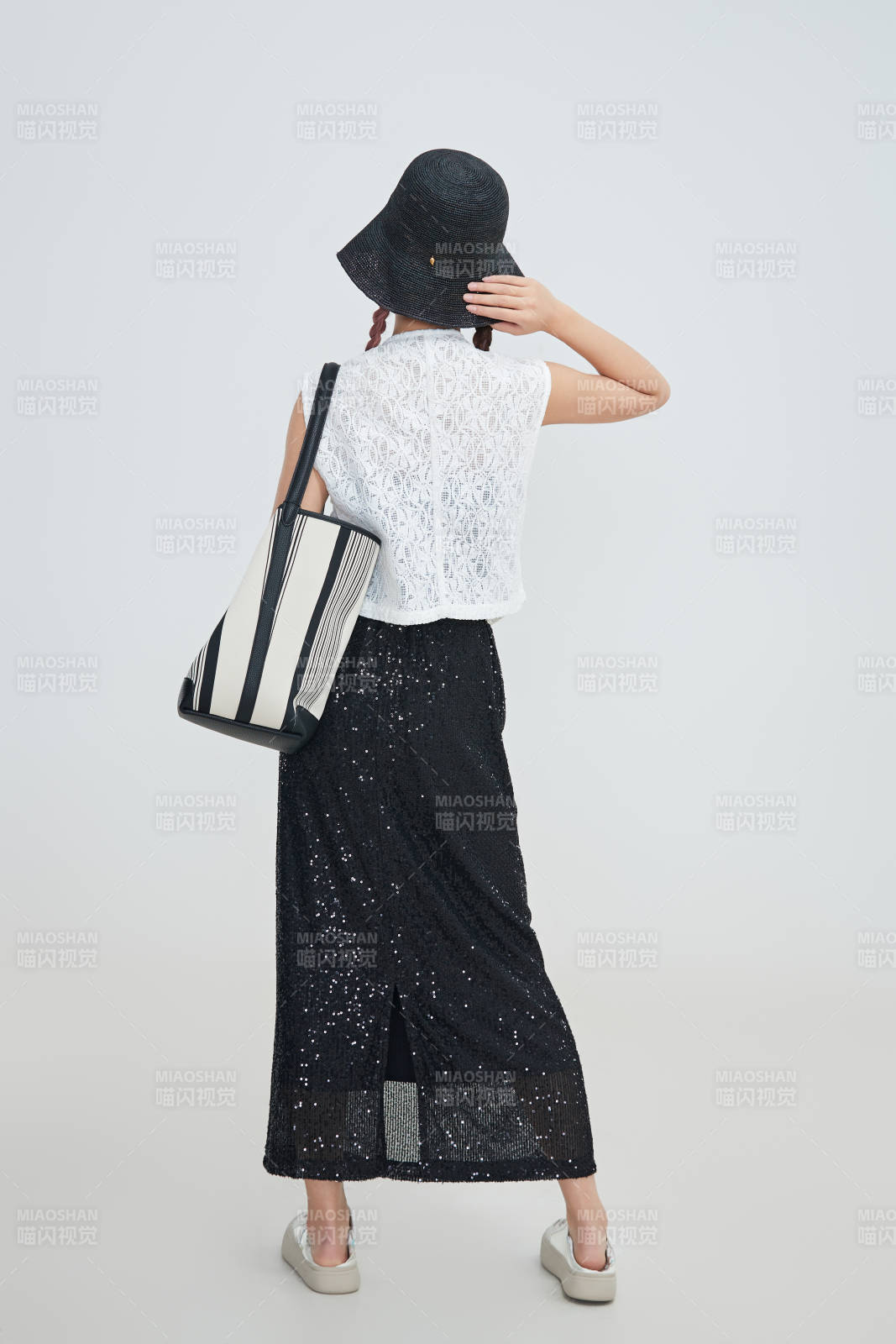 在攝影棚拍攝的青年時(shí)尚女性