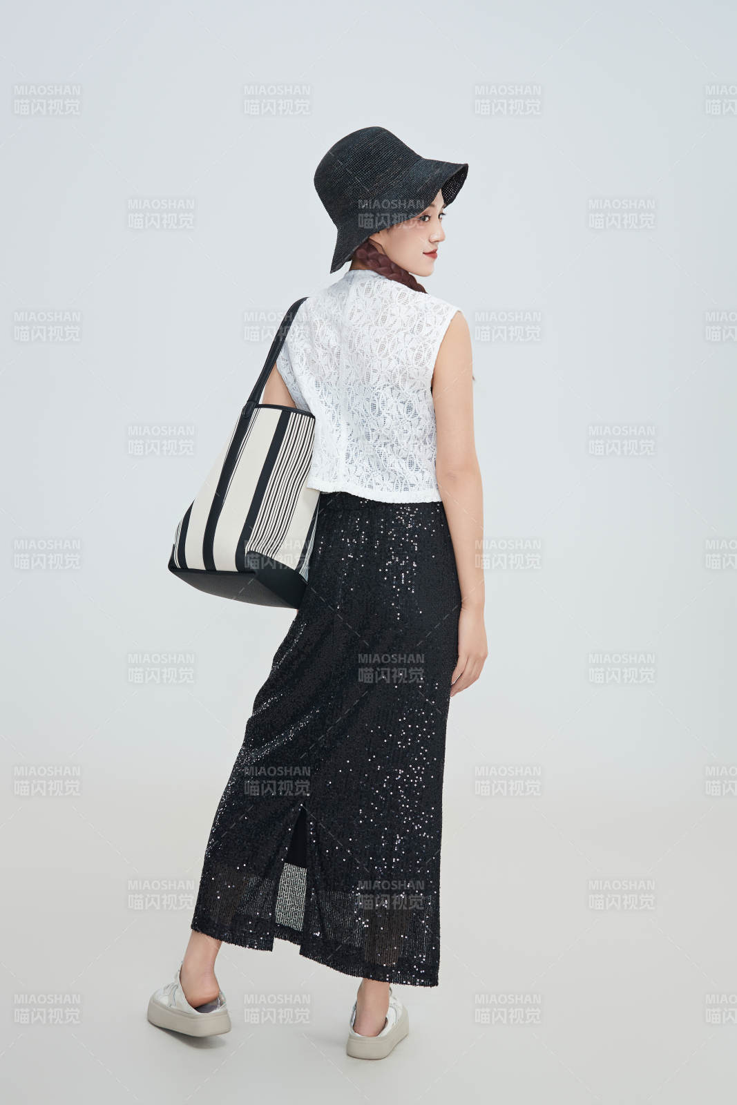 在攝影棚拍攝的青年時(shí)尚女性