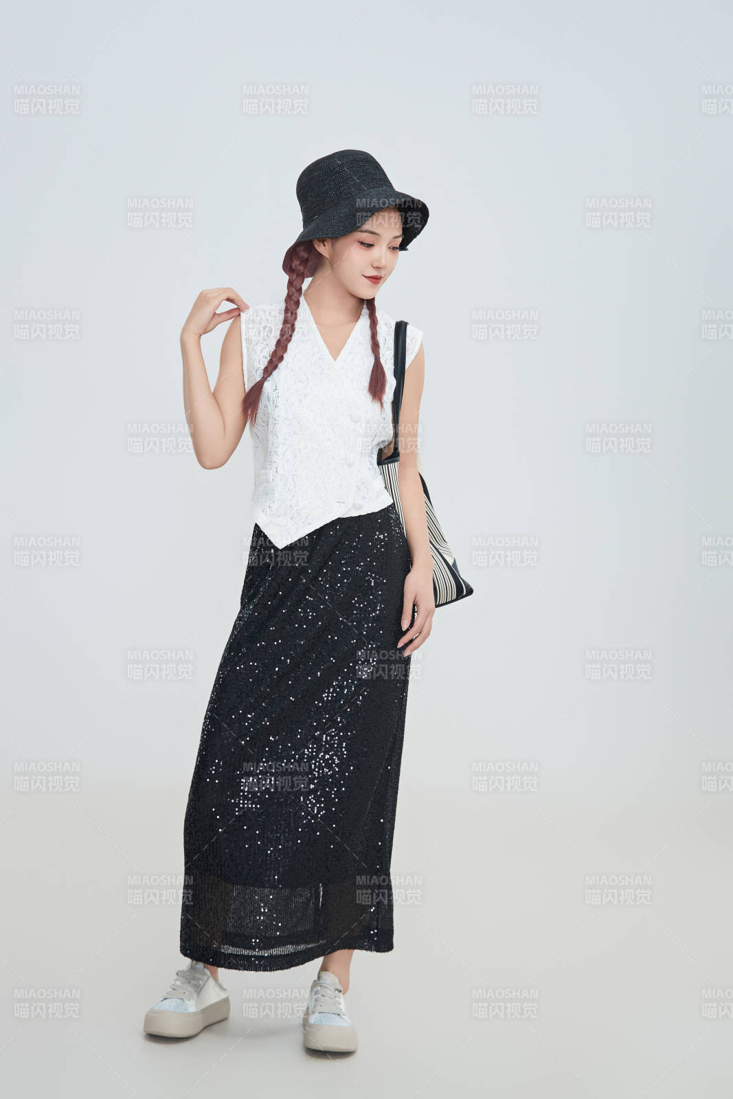 在攝影棚拍攝的青年時(shí)尚女性