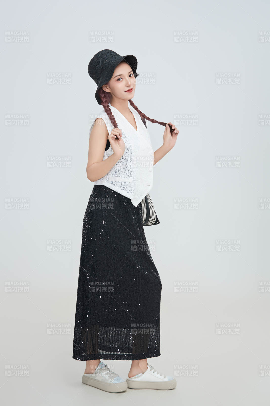 在攝影棚拍攝的青年時尚女性