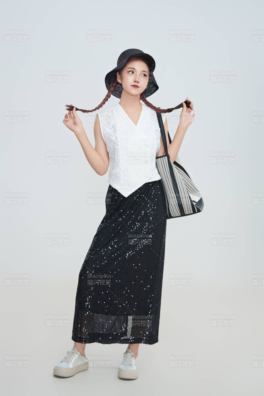 在攝影棚拍攝的青年時尚女性