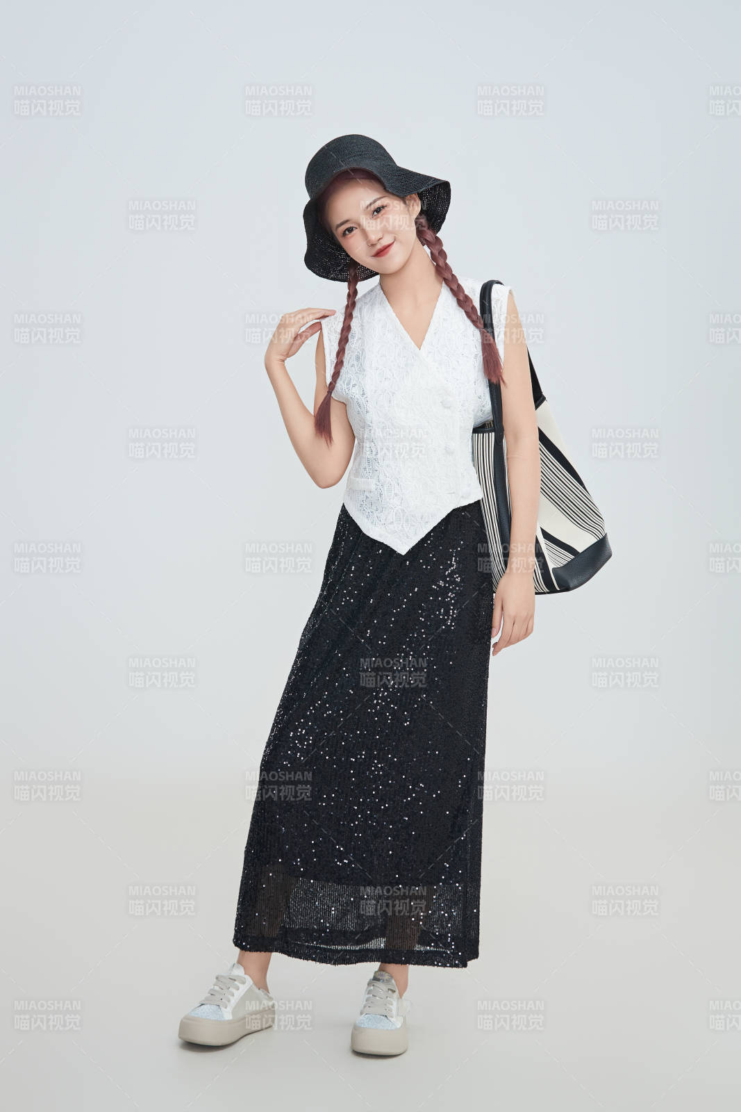 在攝影棚拍攝的青年時尚女性