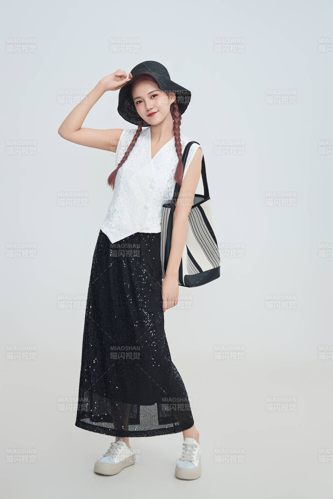 在攝影棚拍攝的青年時尚女性