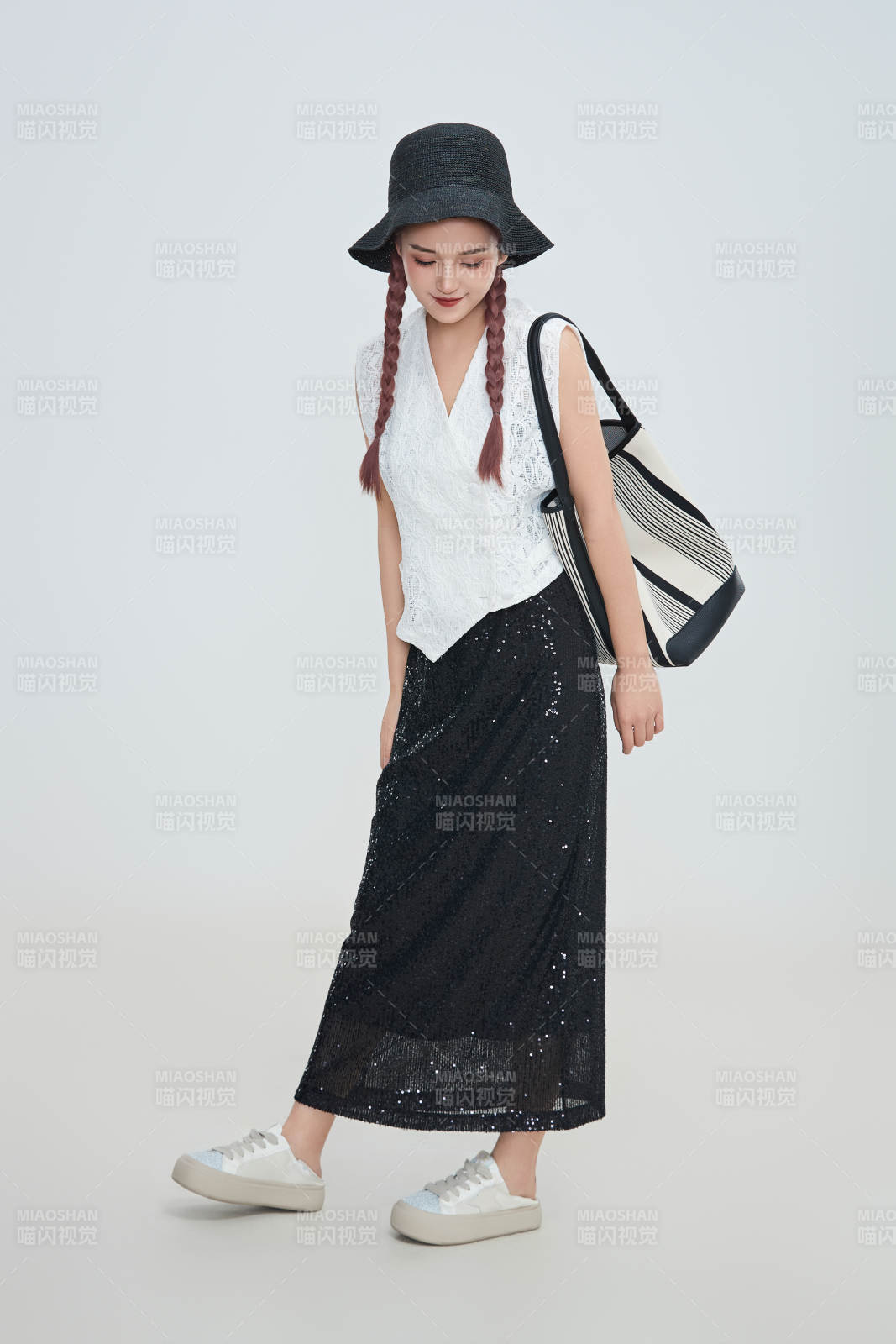 在攝影棚拍攝的青年時尚女性