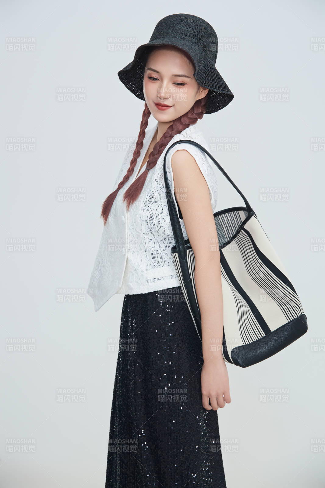 在攝影棚拍攝的青年時尚女性