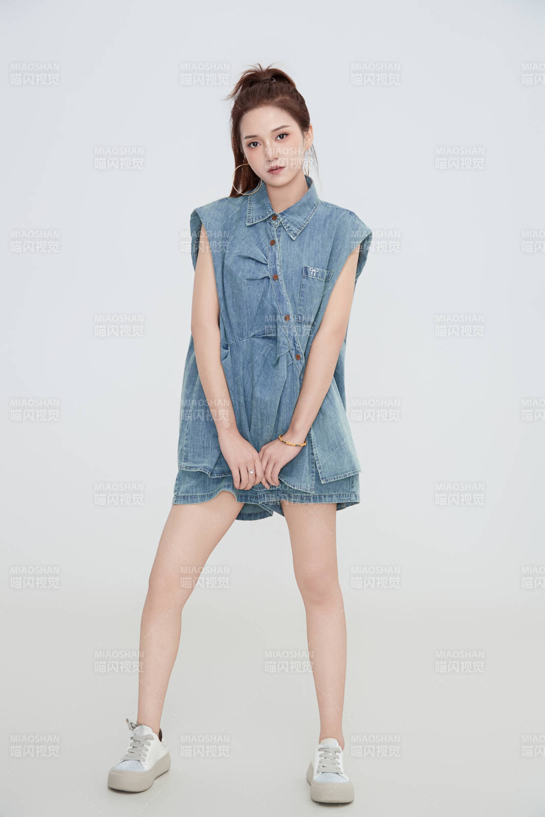 在攝影棚拍攝的青年時尚女性