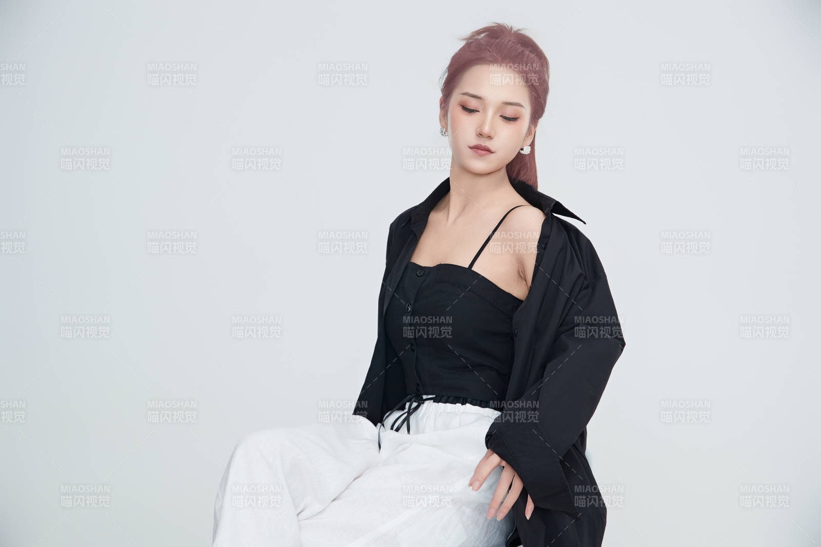 在攝影棚拍攝的青年時尚女性