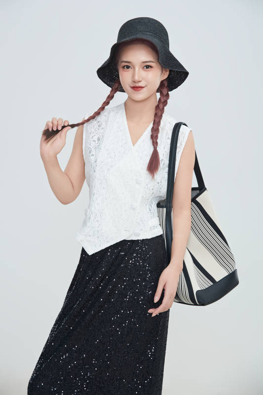 在摄影棚拍摄的青年时尚女性