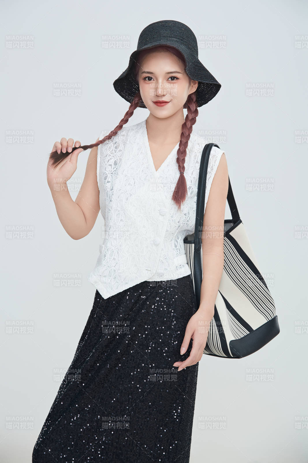 在摄影棚拍摄的青年时尚女性