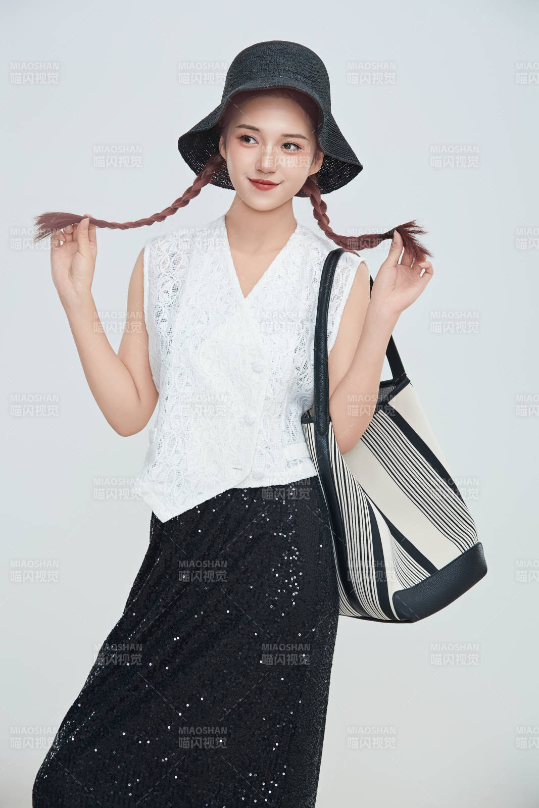 在攝影棚拍攝的青年時尚女性