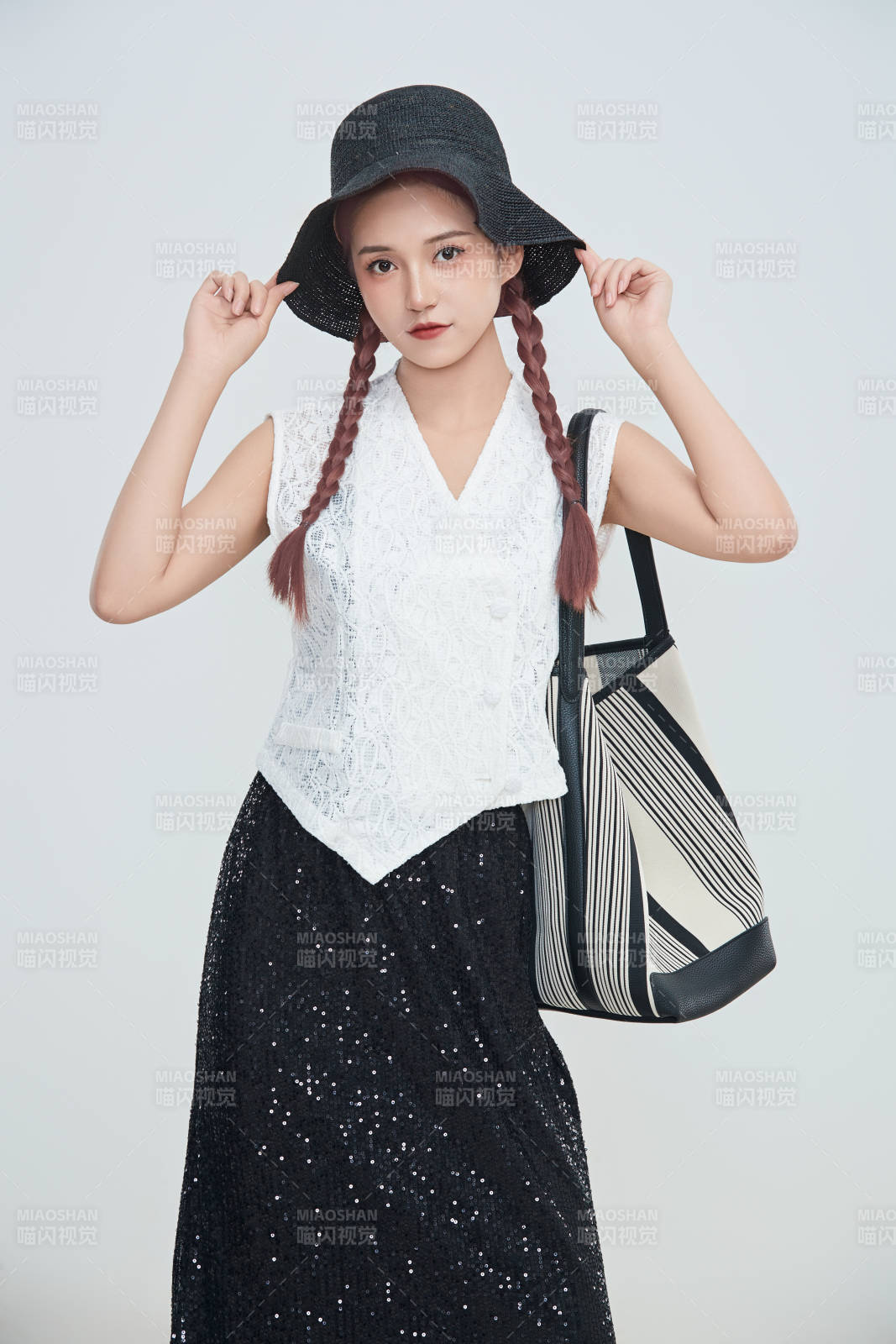 在攝影棚拍攝的青年時尚女性