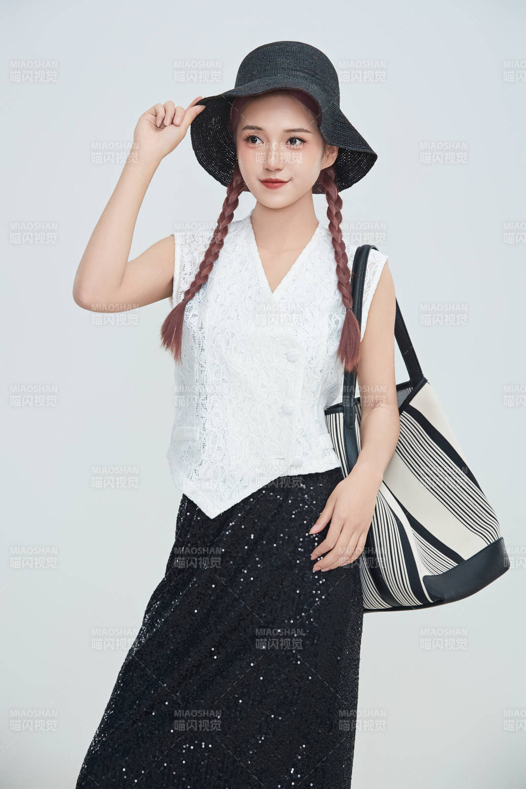 在攝影棚拍攝的青年時尚女性