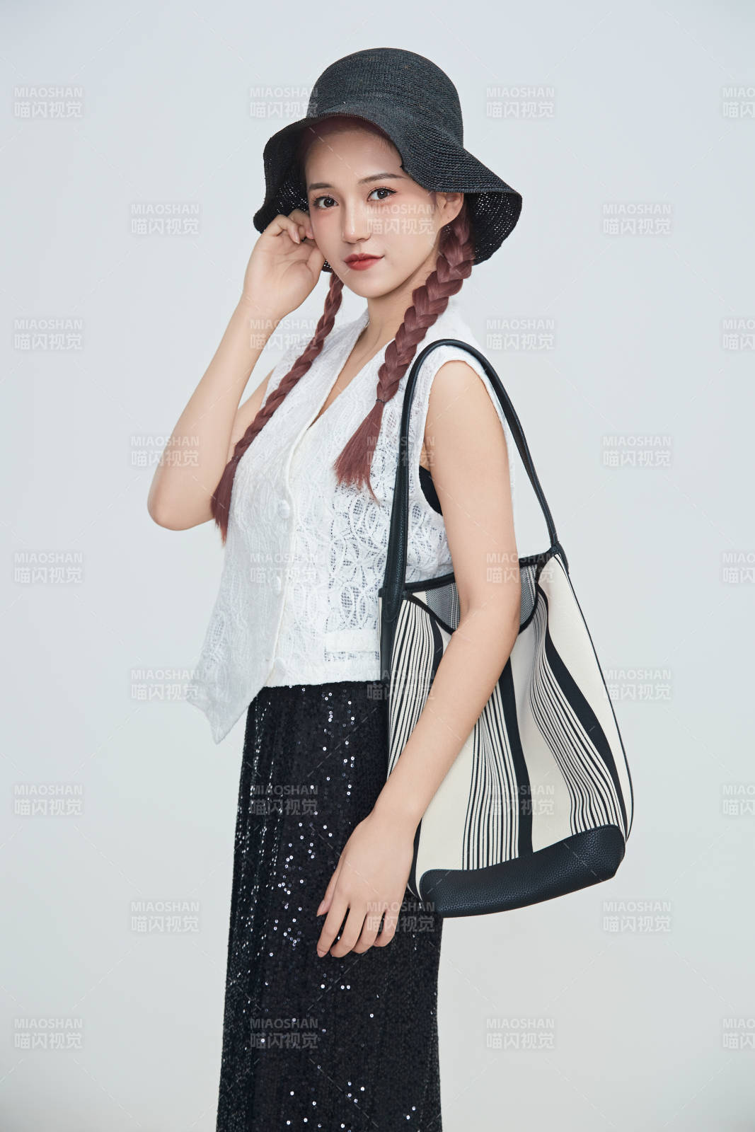 在攝影棚拍攝的青年時尚女性