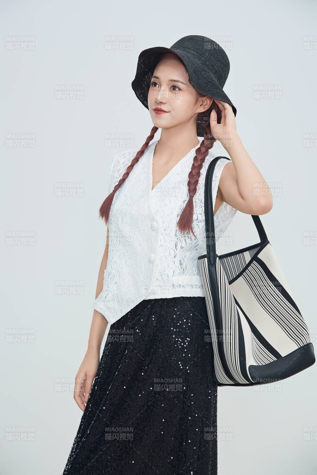 在攝影棚拍攝的青年時尚女性