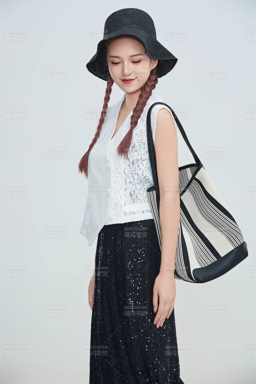 在攝影棚拍攝的青年時尚女性