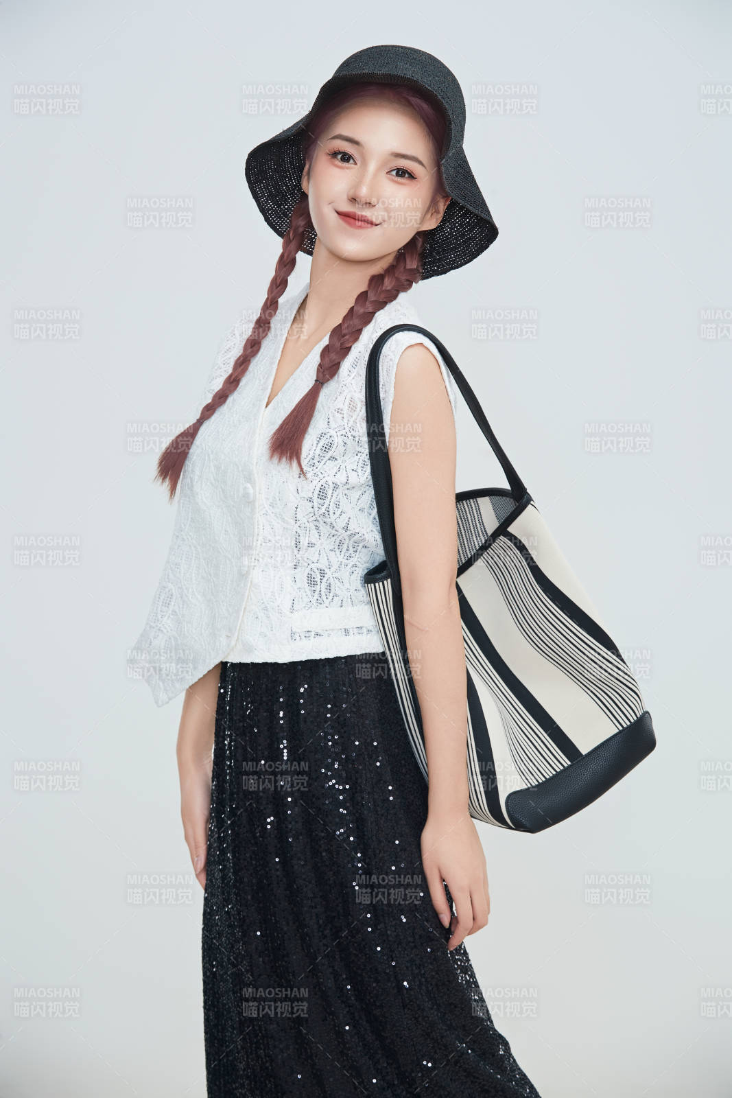 在攝影棚拍攝的青年時(shí)尚女性