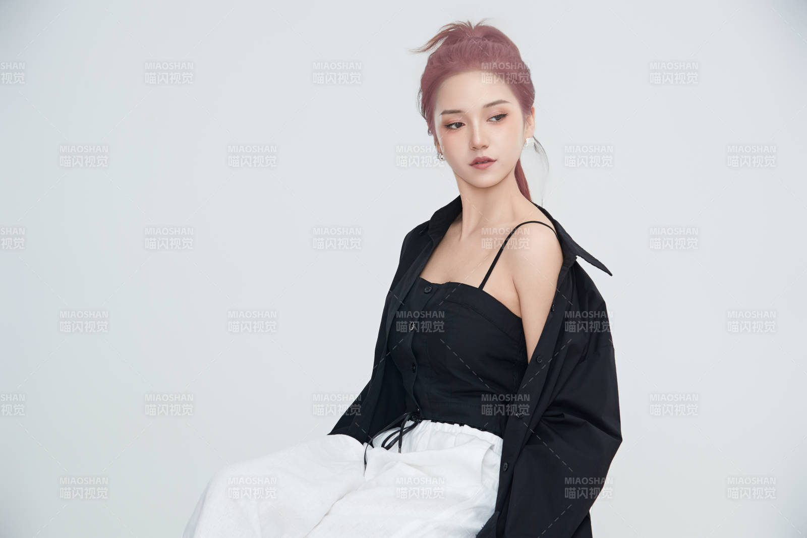 在攝影棚拍攝的青年時(shí)尚女性