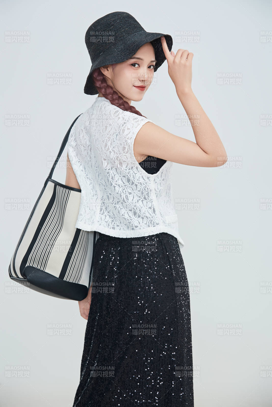 在攝影棚拍攝的青年時(shí)尚女性