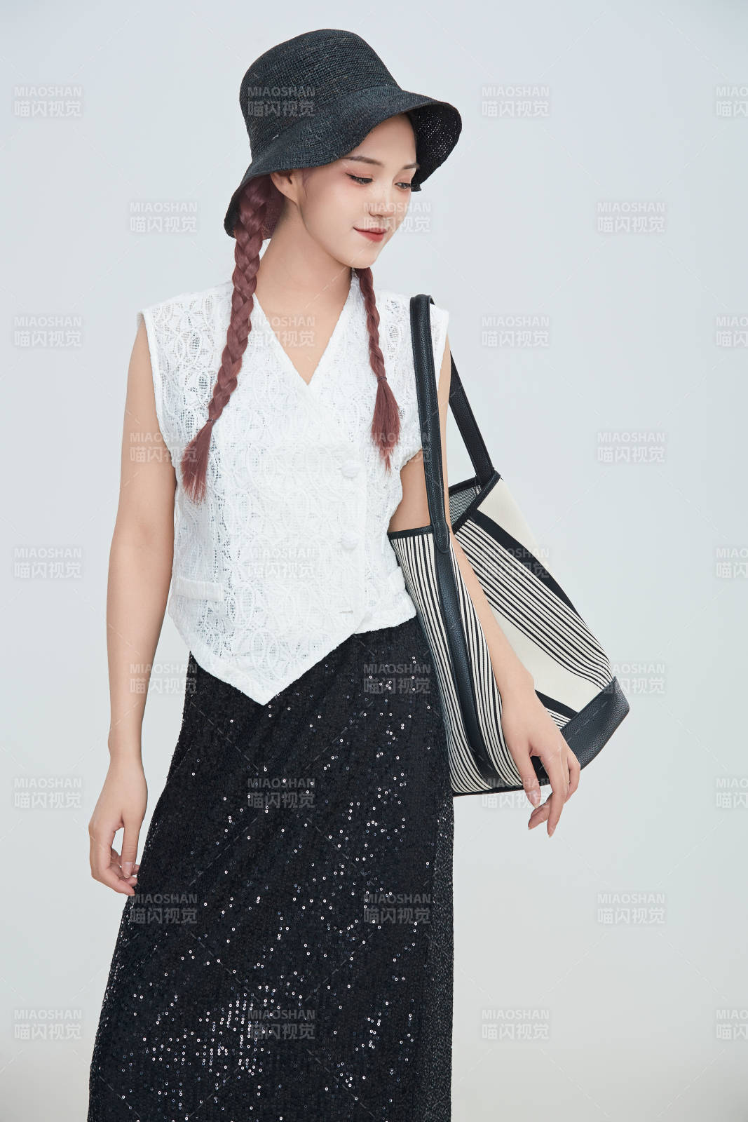 在攝影棚拍攝的青年時(shí)尚女性