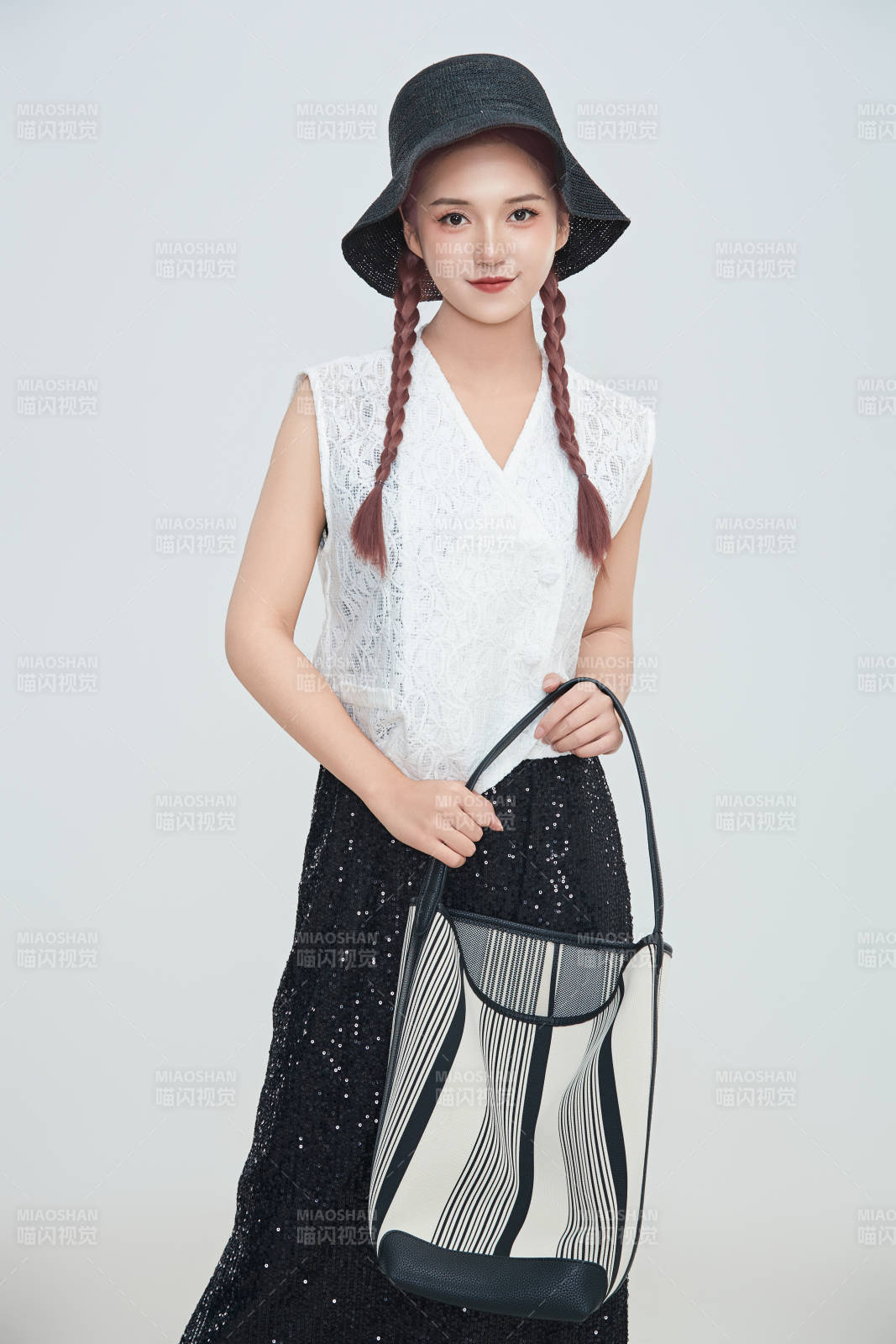 在攝影棚拍攝的青年時尚女性