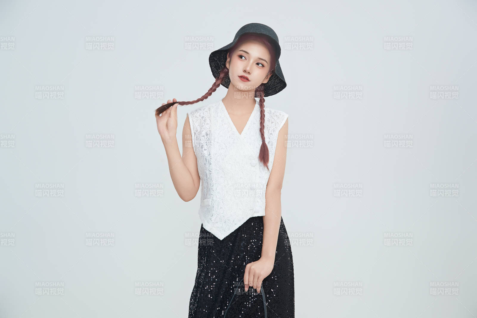 在攝影棚拍攝的青年時尚女性