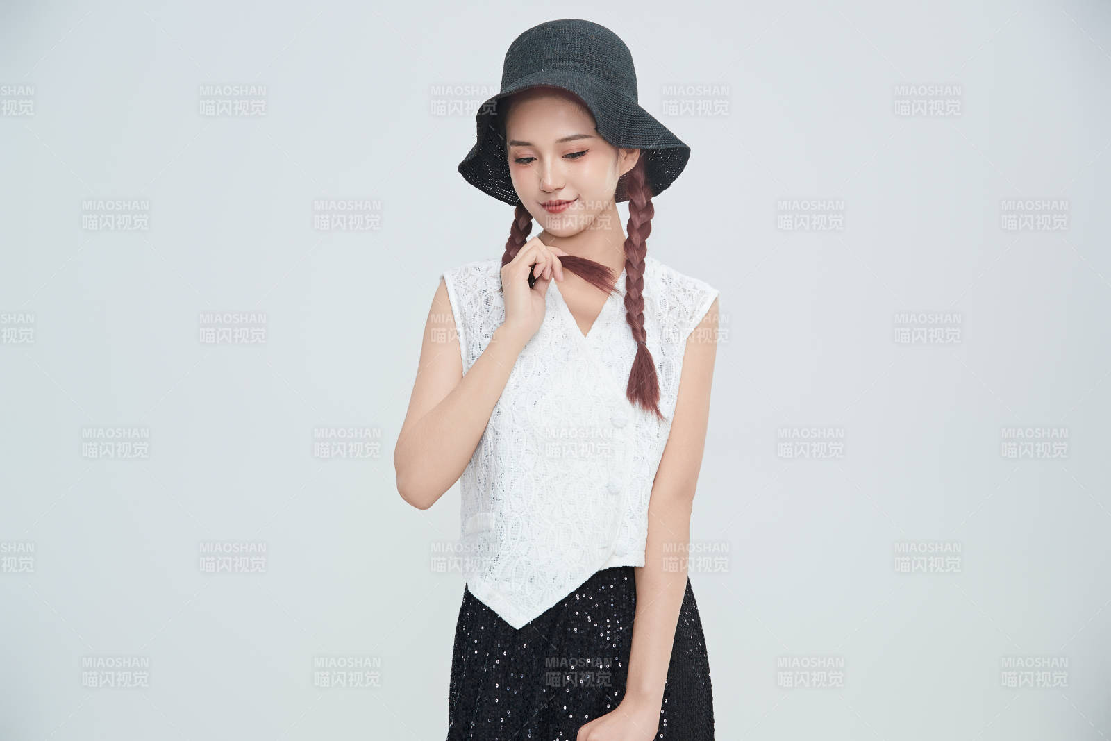 在攝影棚拍攝的青年時尚女性