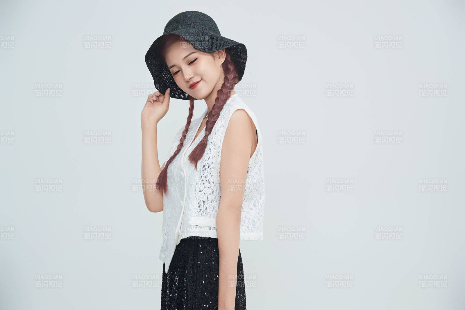 在攝影棚拍攝的青年時尚女性
