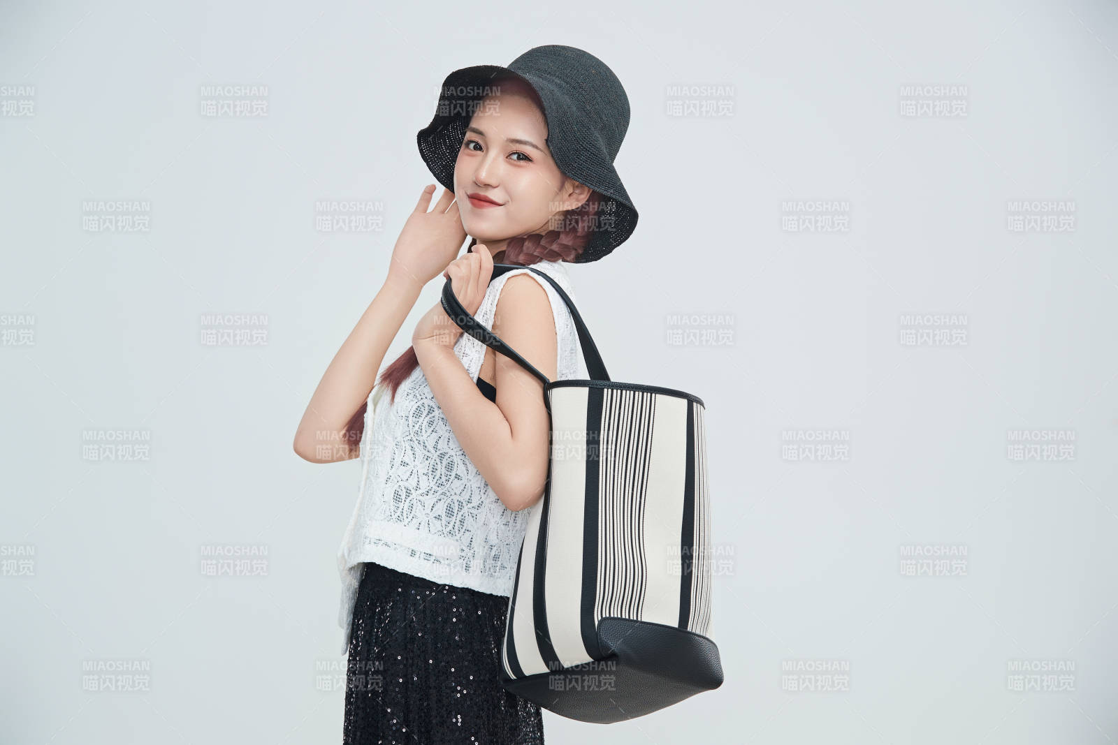 在攝影棚拍攝的青年時尚女性