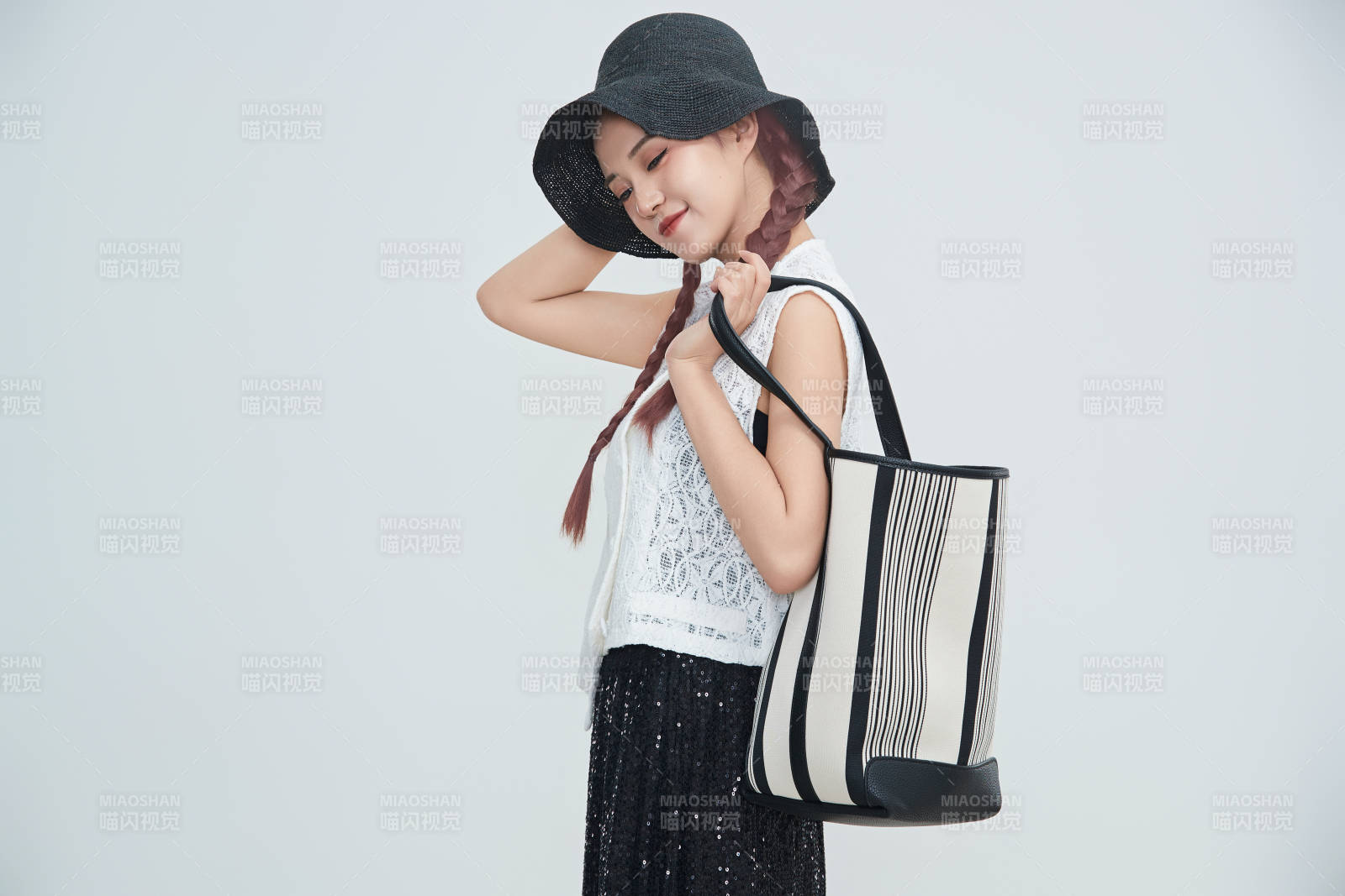 在攝影棚拍攝的青年時尚女性