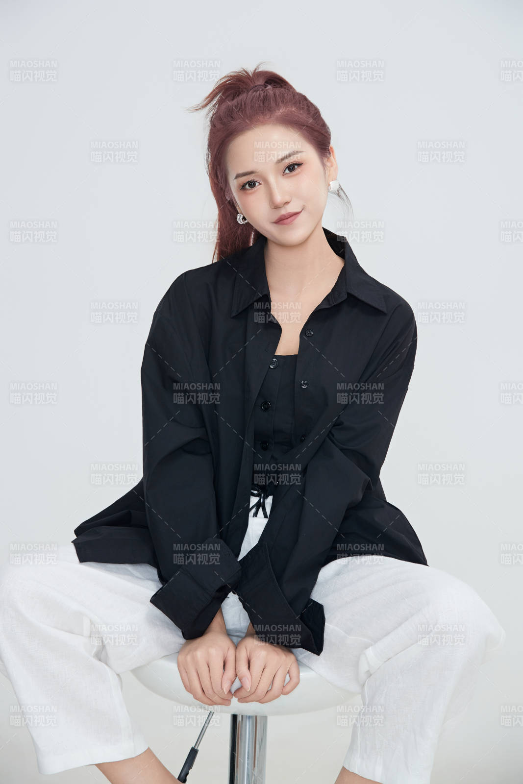 在攝影棚拍攝的青年時尚女性