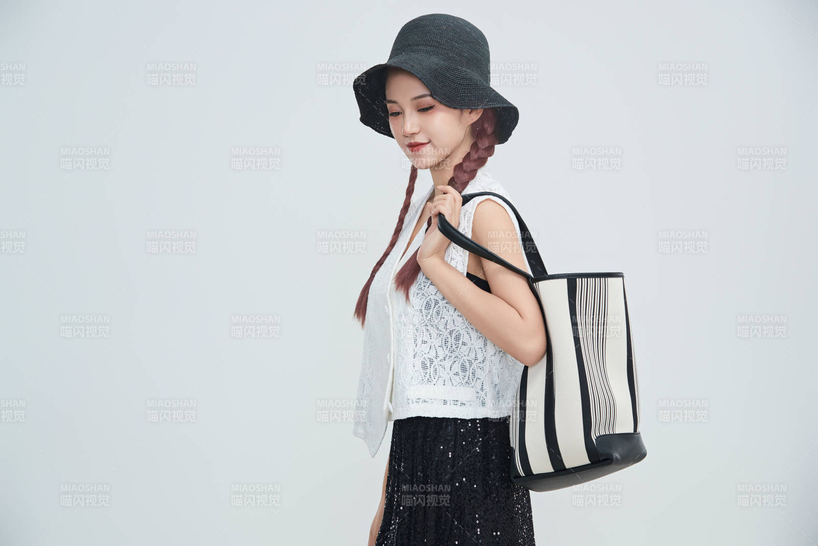 在攝影棚拍攝的青年時尚女性