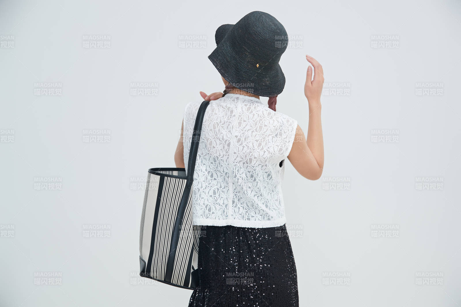 在攝影棚拍攝的青年時尚女性