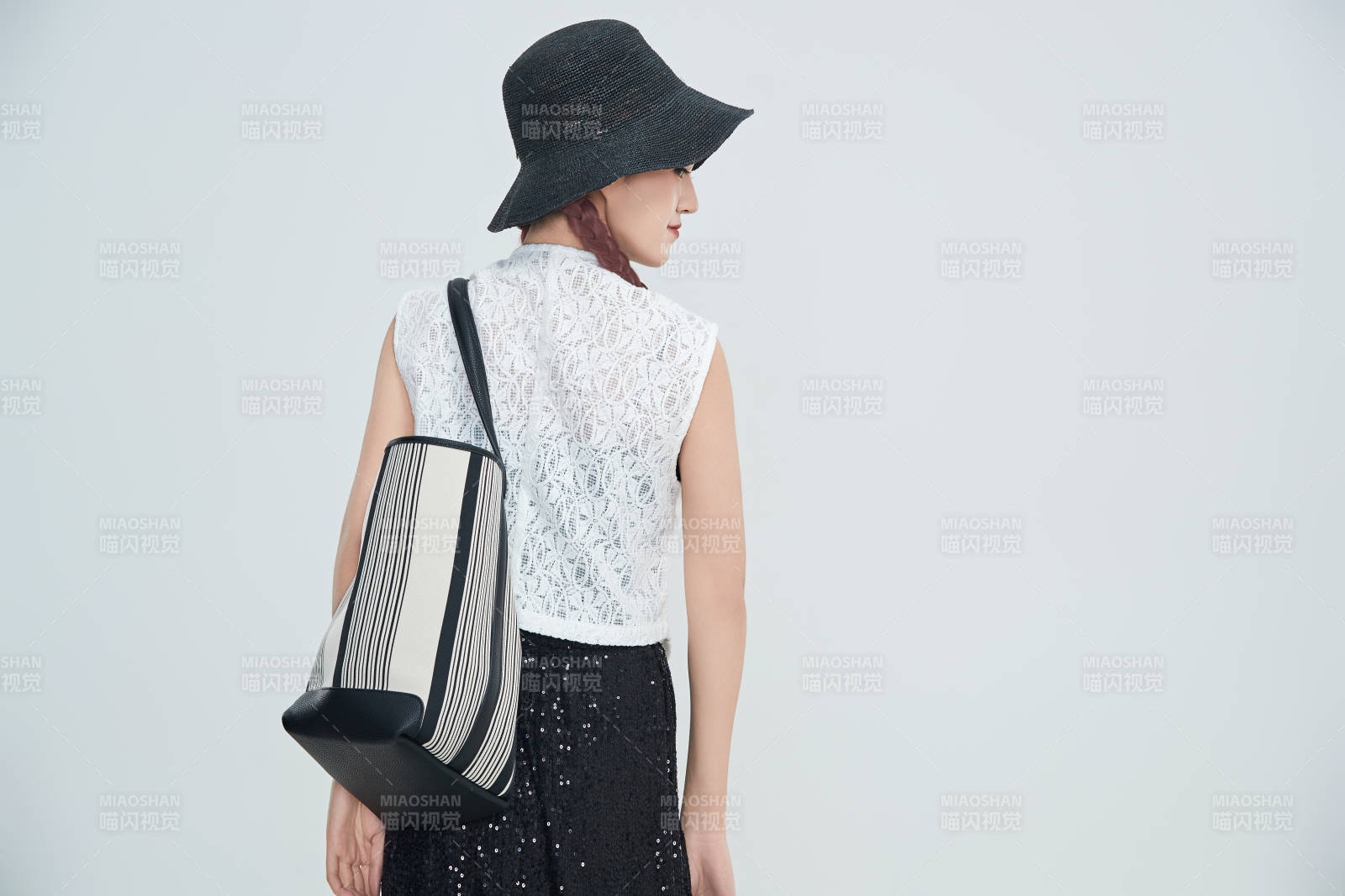 在攝影棚拍攝的青年時尚女性