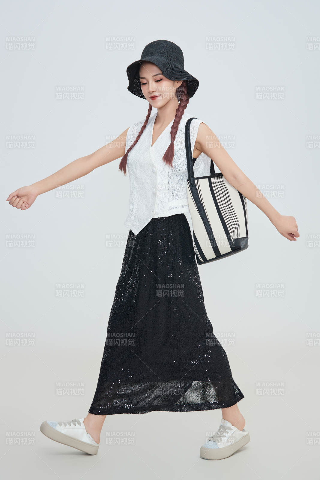 在攝影棚拍攝的青年時尚女性