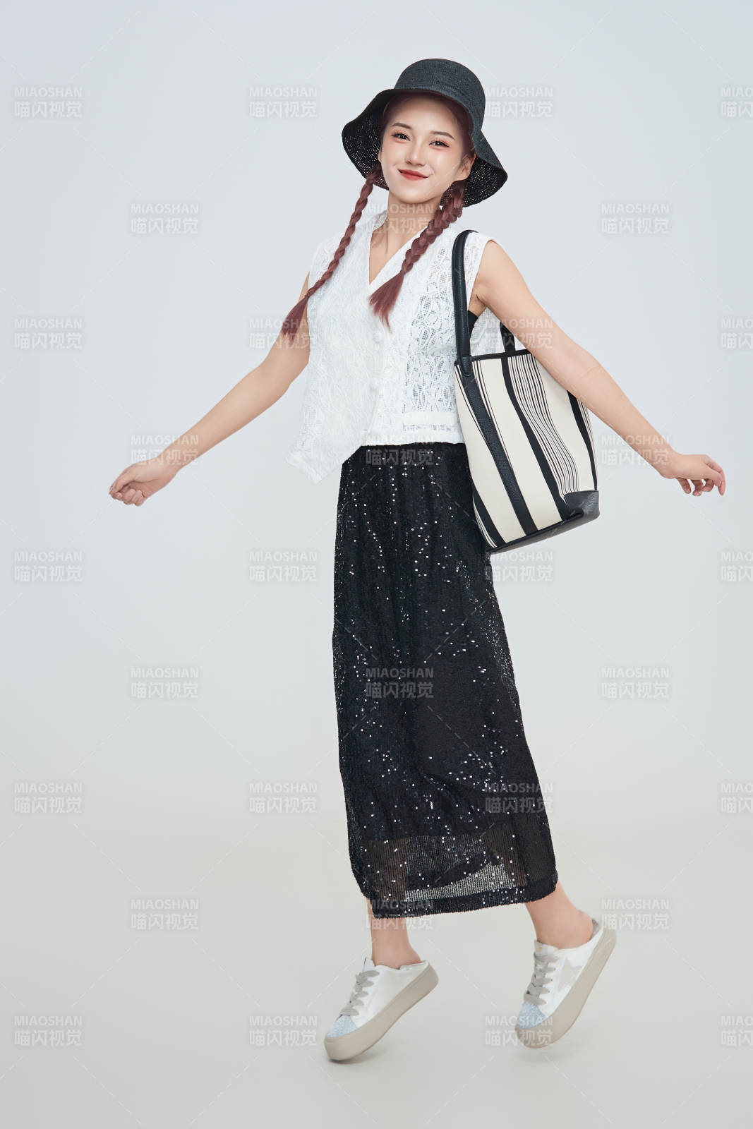 在攝影棚拍攝的青年時尚女性