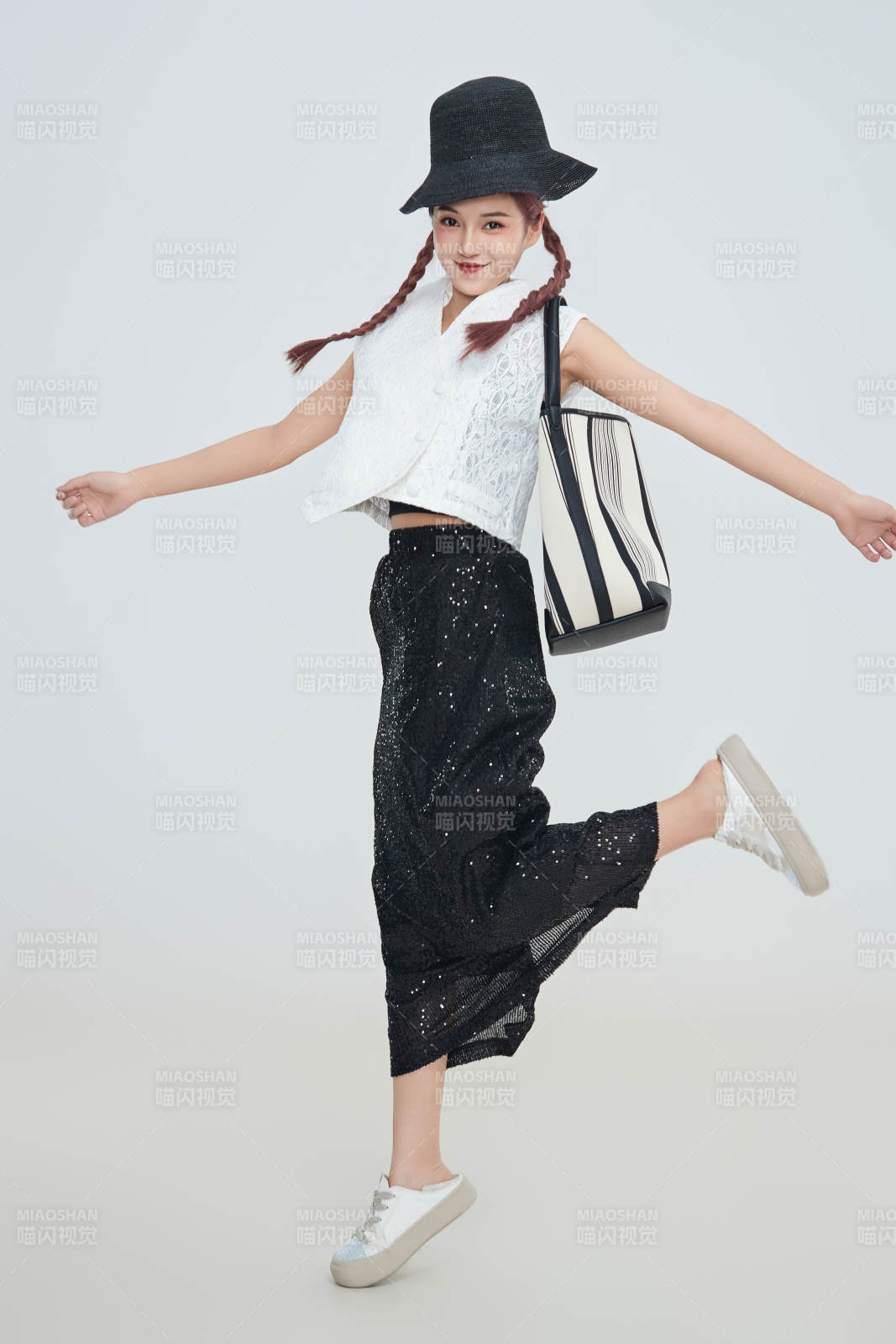 在攝影棚拍攝的青年時尚女性