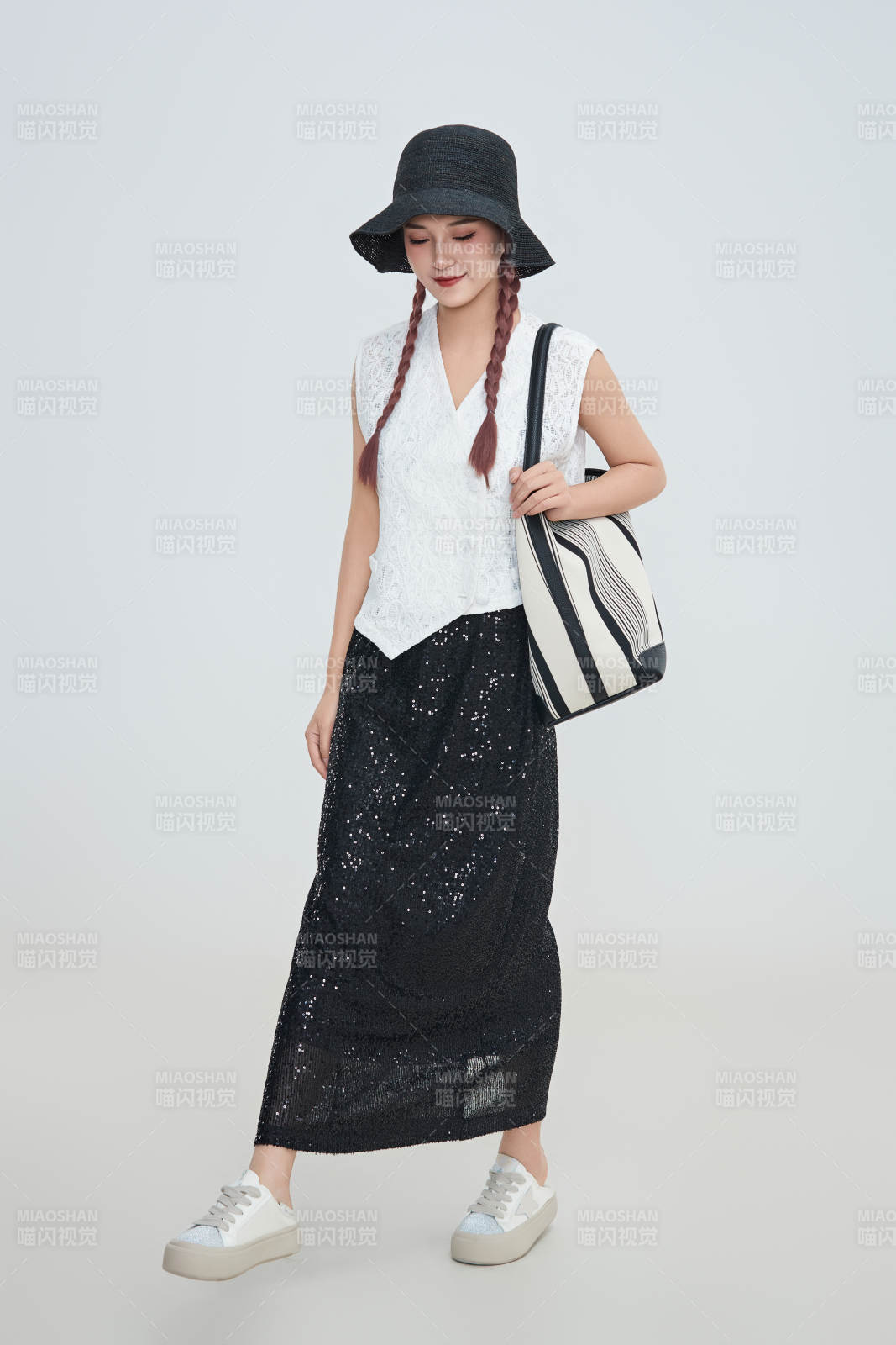 在攝影棚拍攝的青年時尚女性
