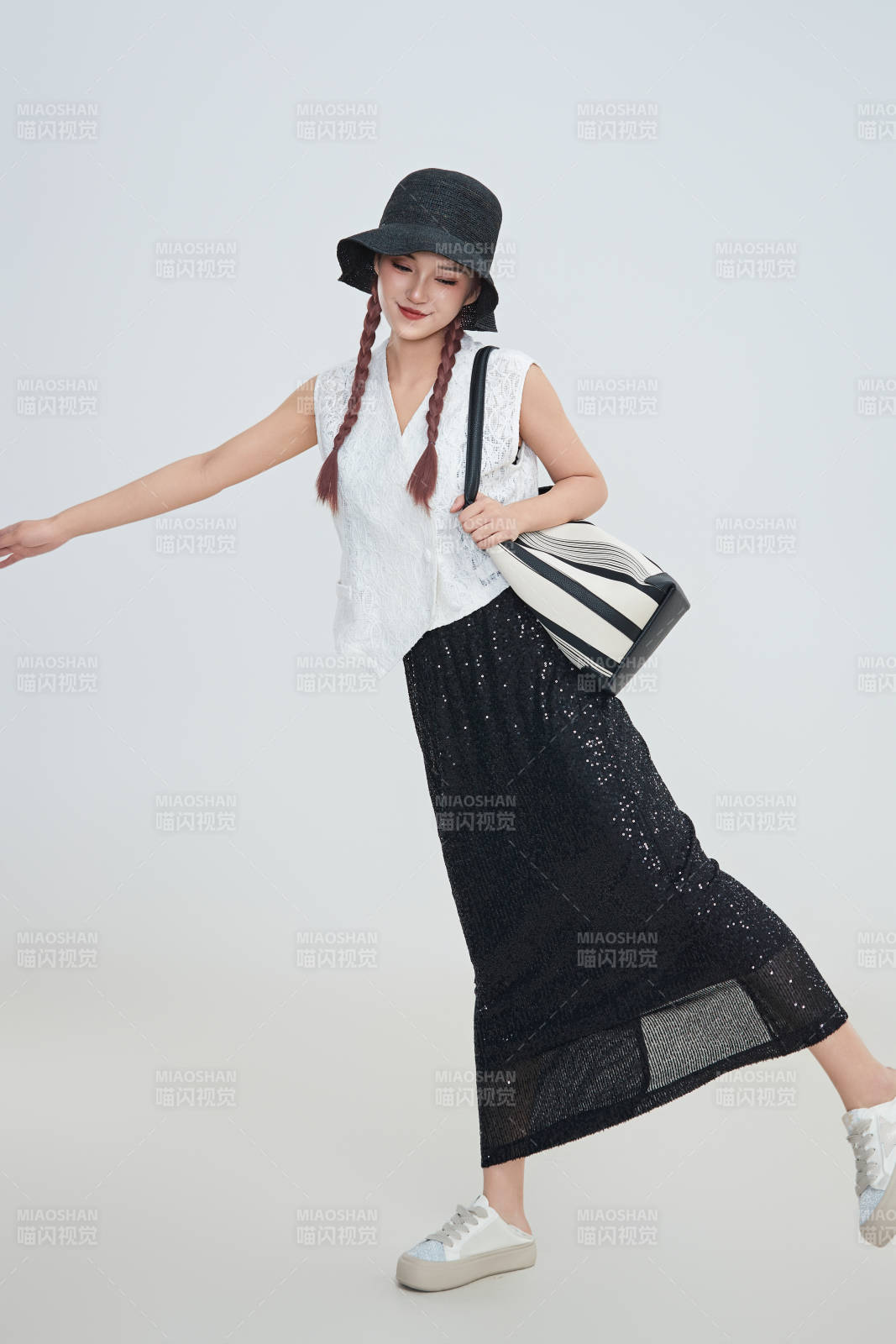 在攝影棚拍攝的青年時尚女性