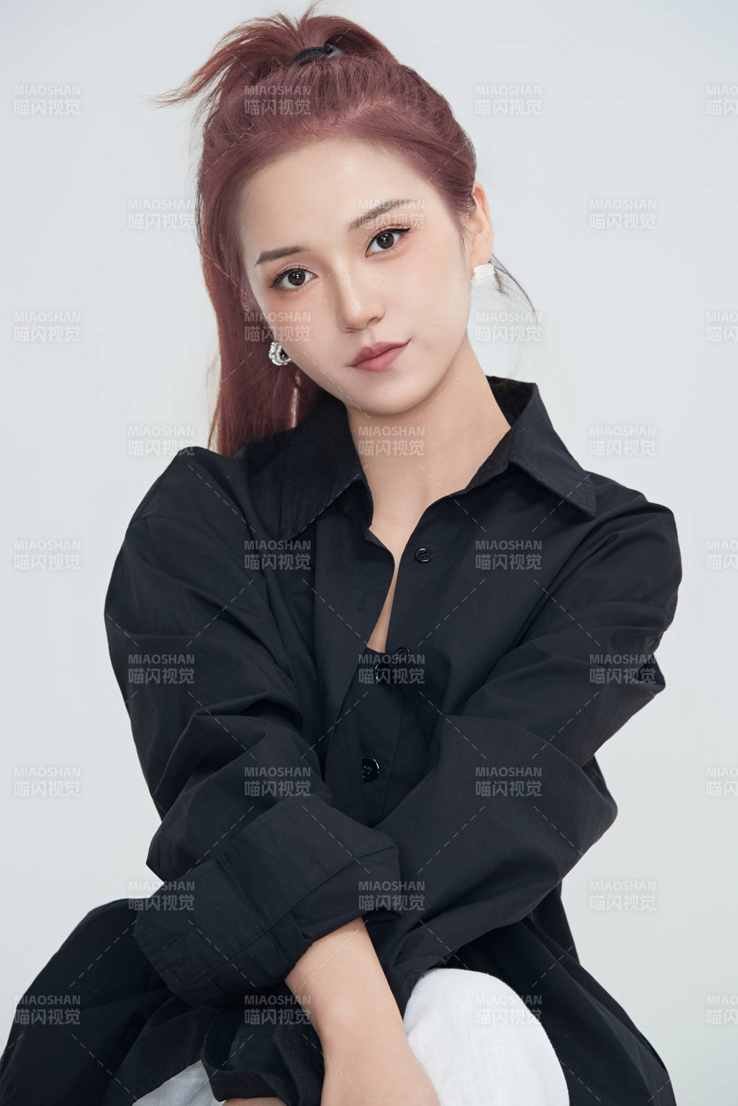 在攝影棚拍攝的青年時(shí)尚女性