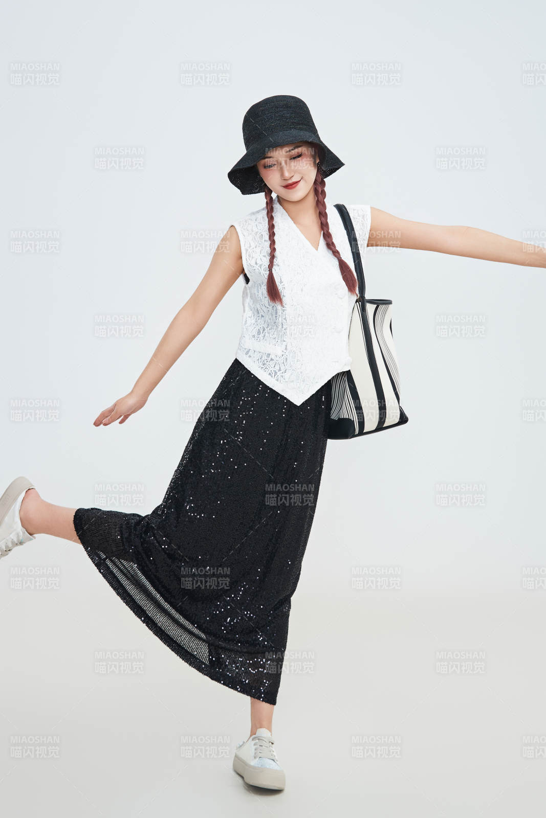 在攝影棚拍攝的青年時尚女性
