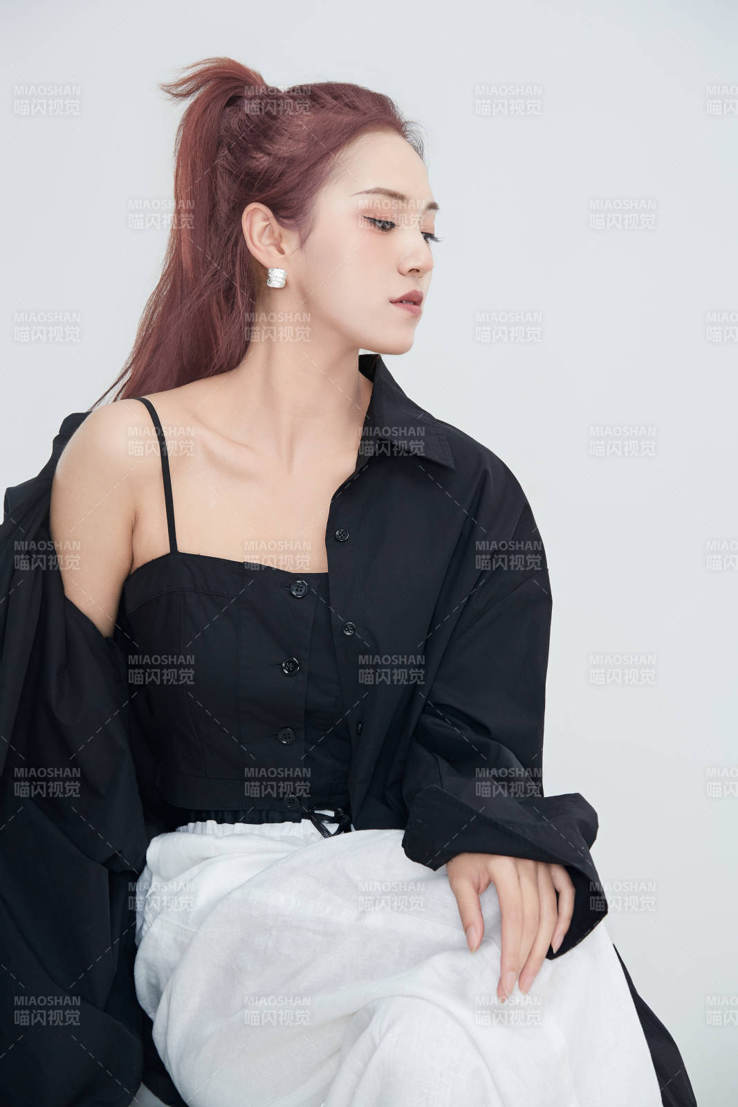 在攝影棚拍攝的青年時尚女性