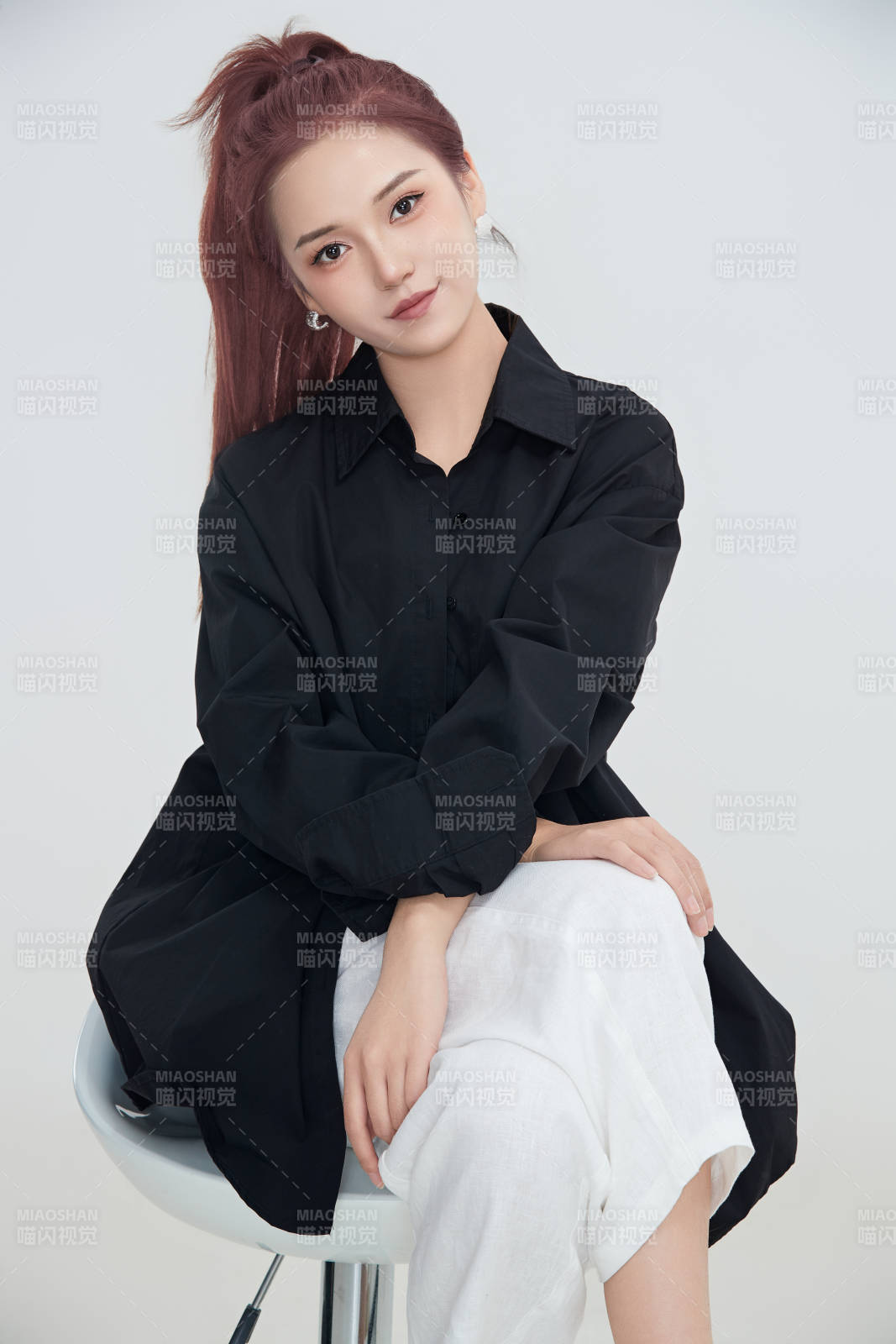 在攝影棚拍攝的青年時(shí)尚女性