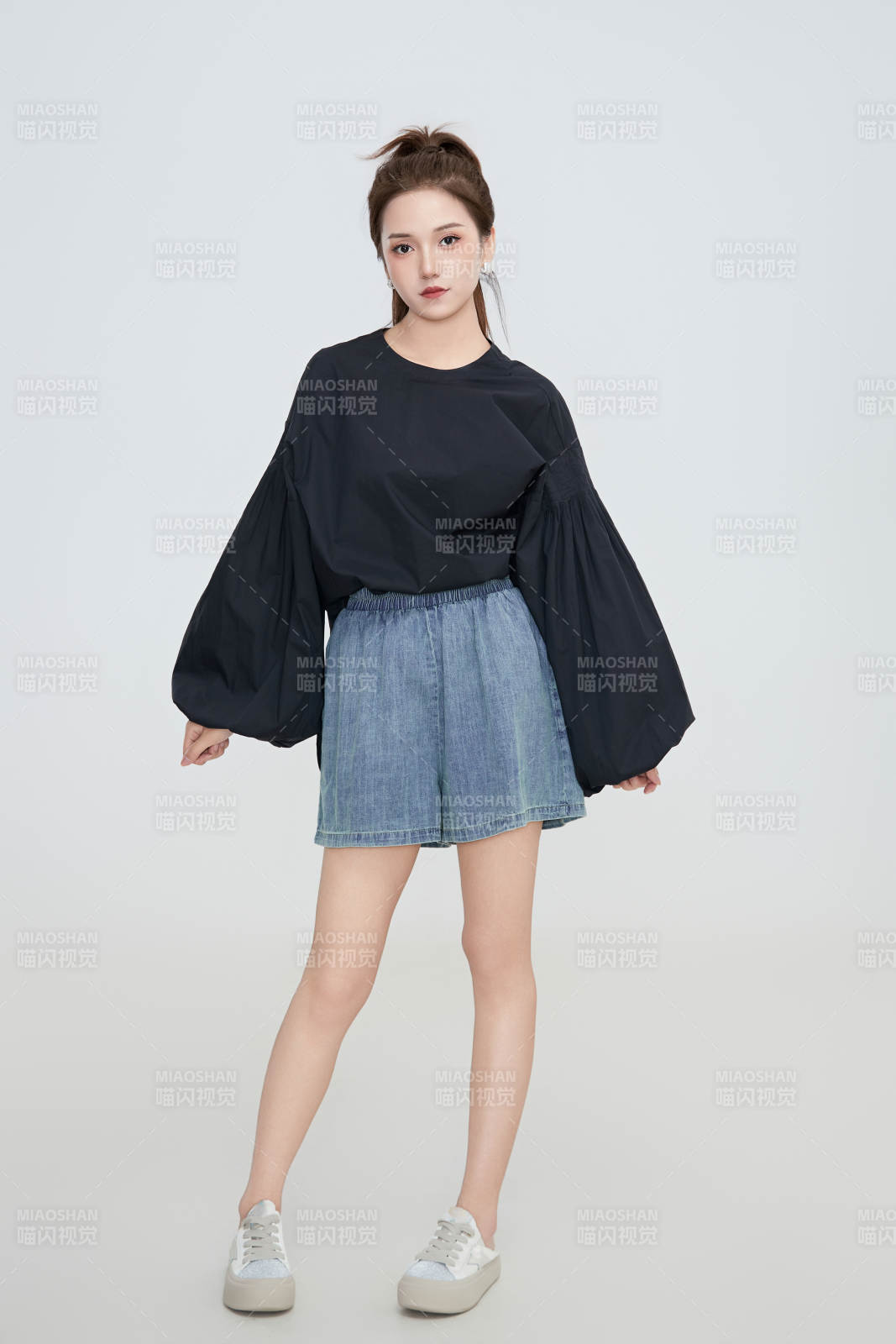 在攝影棚拍攝的青年時尚女性