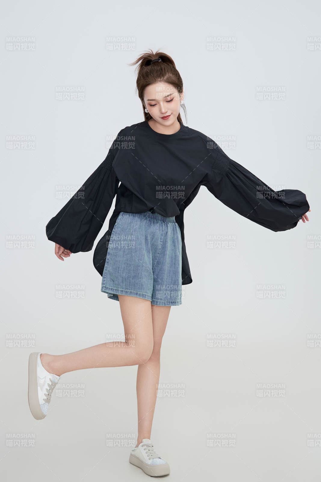 在攝影棚拍攝的青年時尚女性