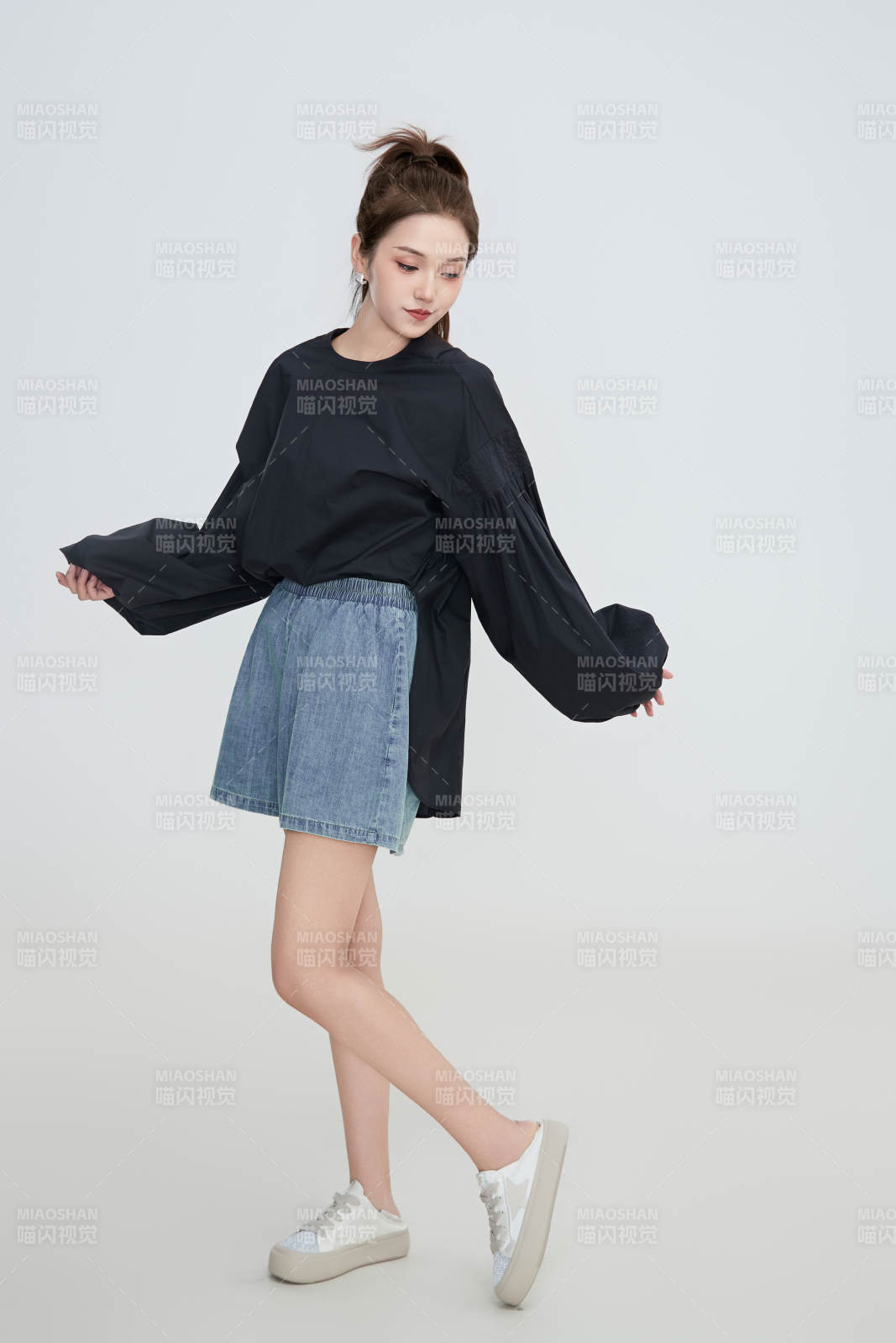 在攝影棚拍攝的青年時(shí)尚女性