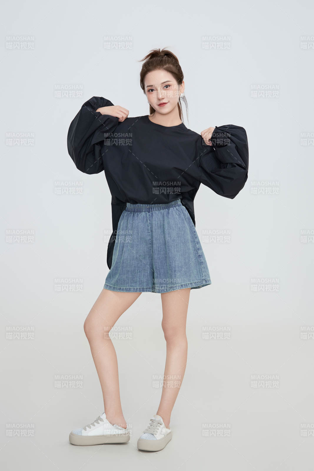 在攝影棚拍攝的青年時尚女性