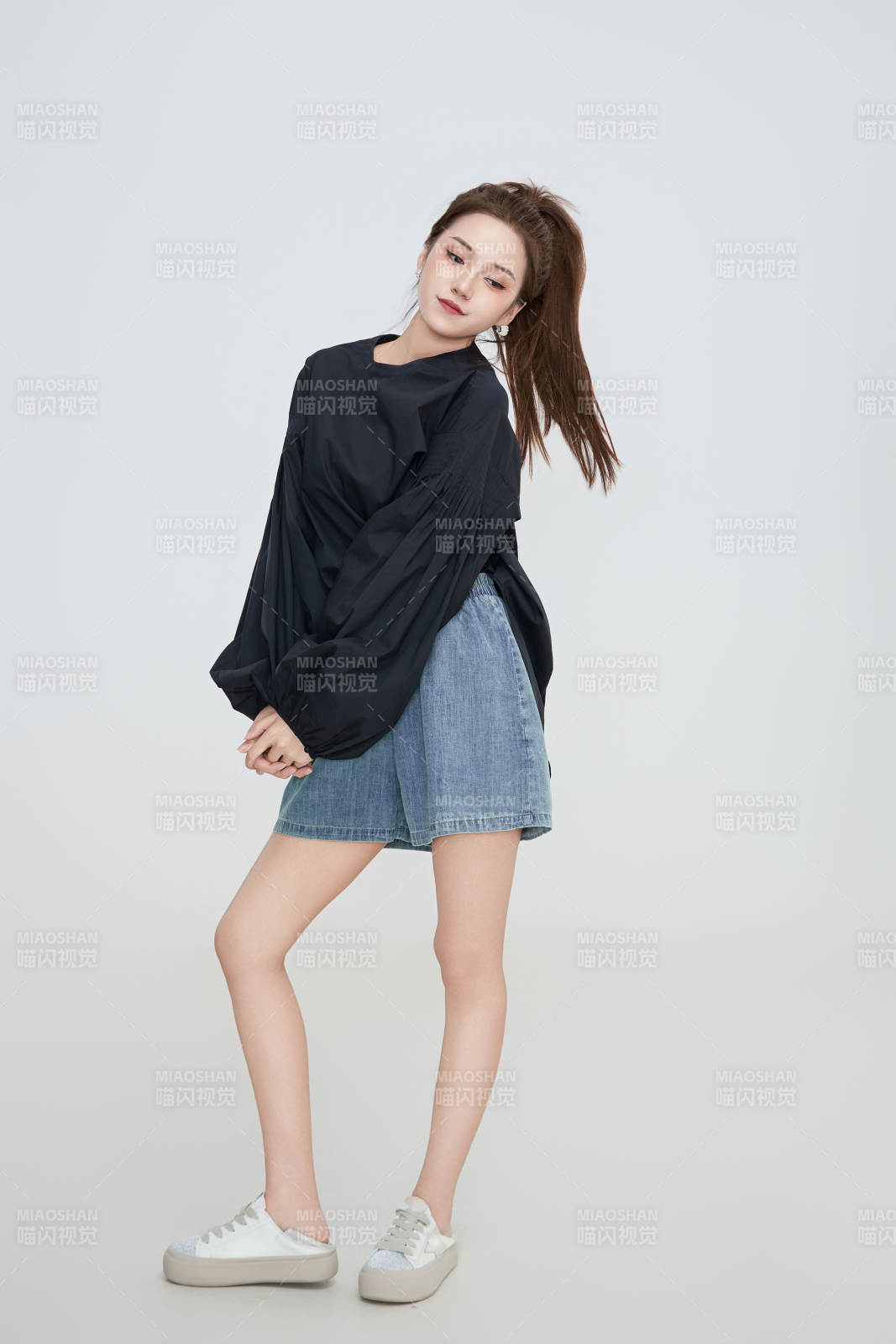 在攝影棚拍攝的青年時尚女性