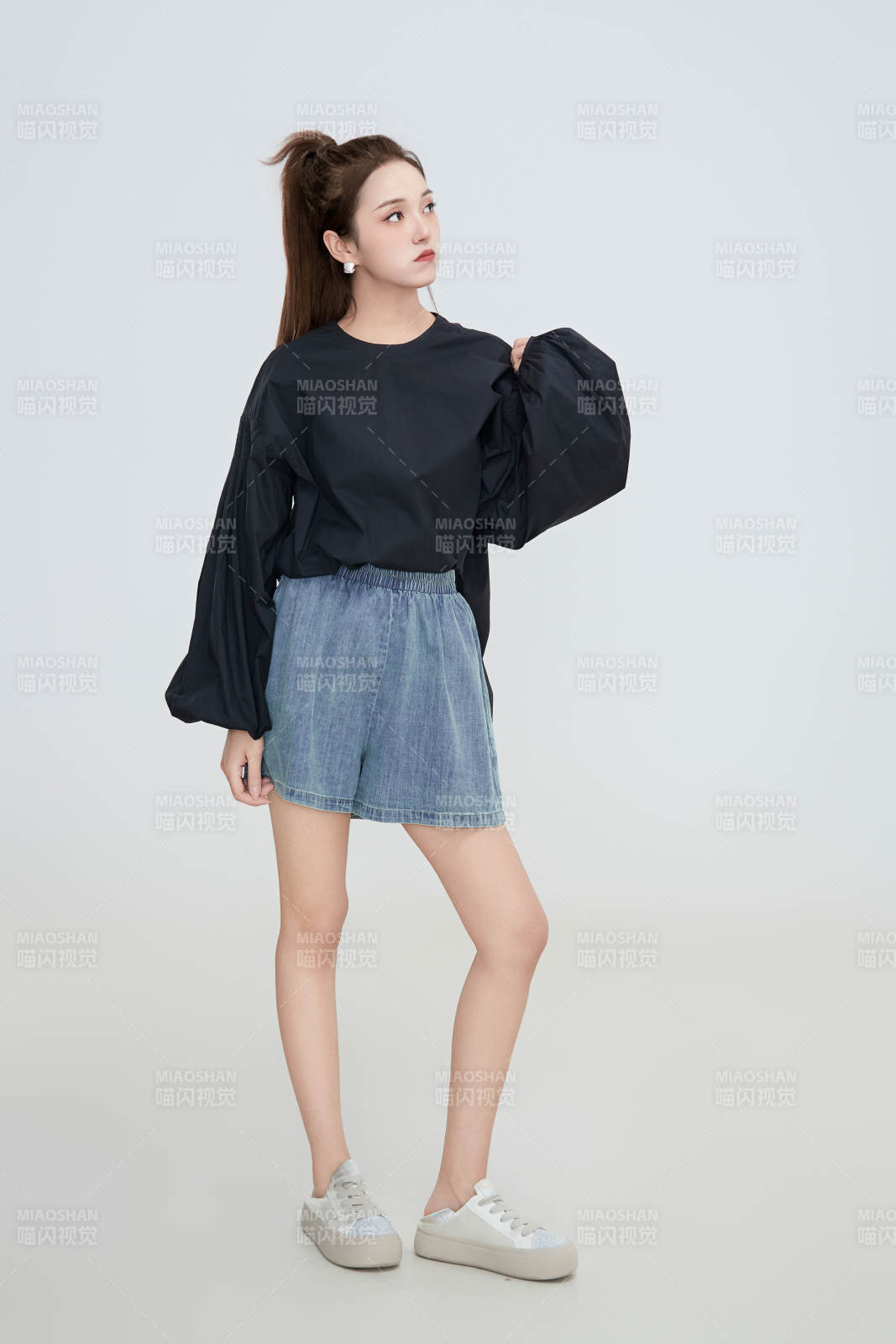 在攝影棚拍攝的青年時尚女性