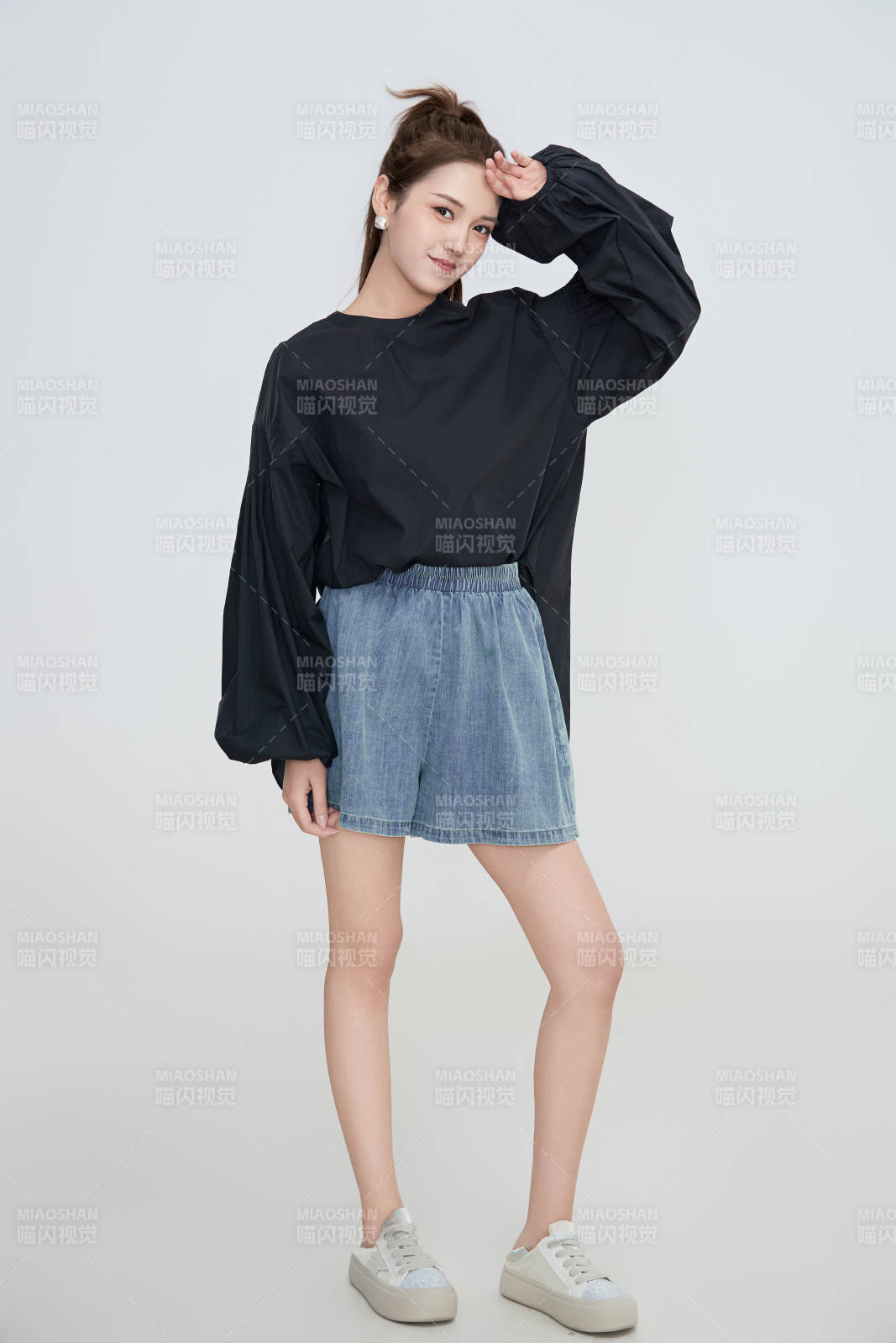 在攝影棚拍攝的青年時尚女性