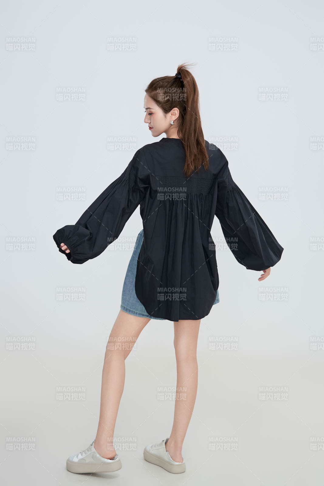 在攝影棚拍攝的青年時尚女性